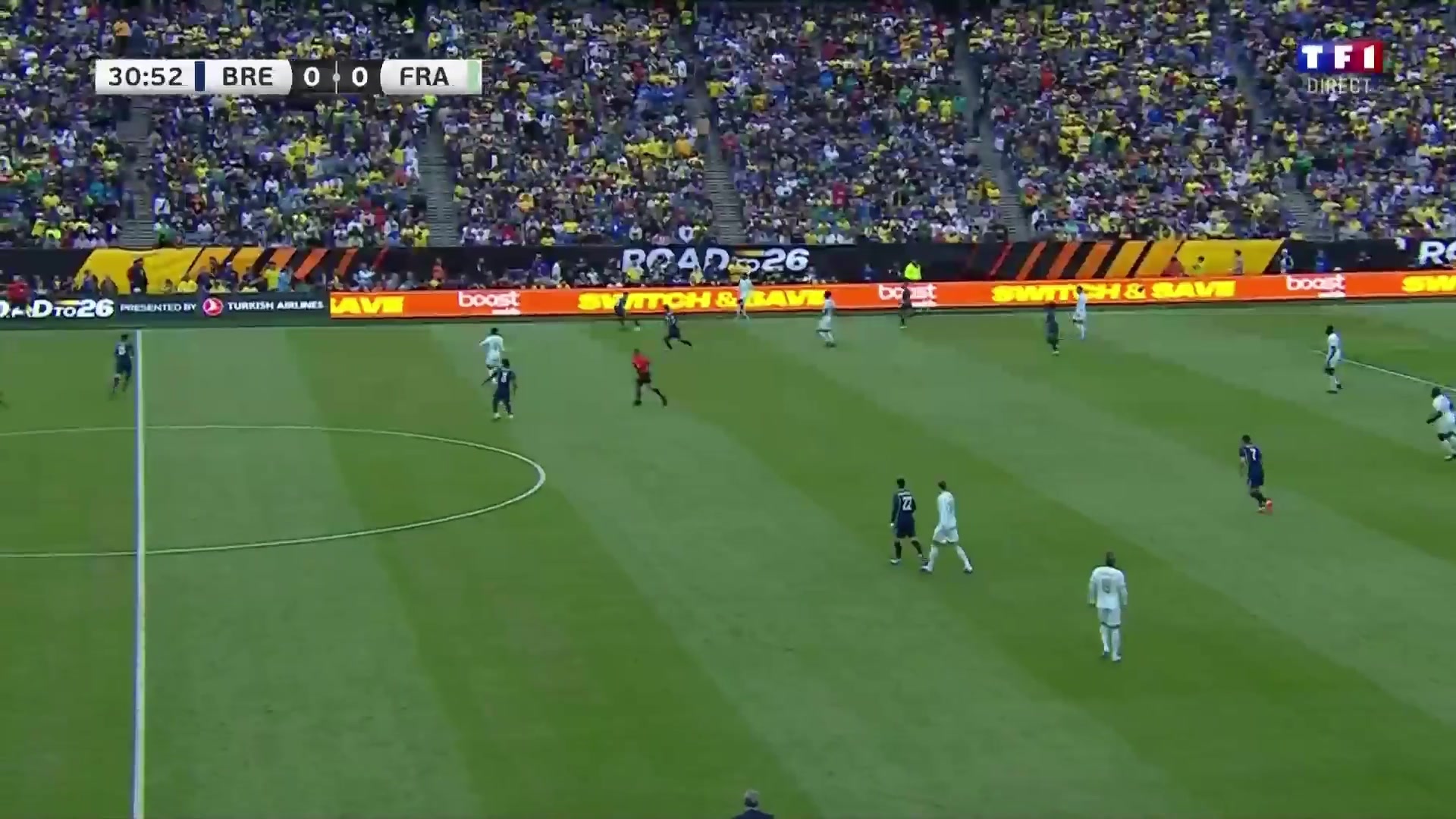 法国1-0领先巴西登贝莱直塞姆巴佩单刀挑射破门